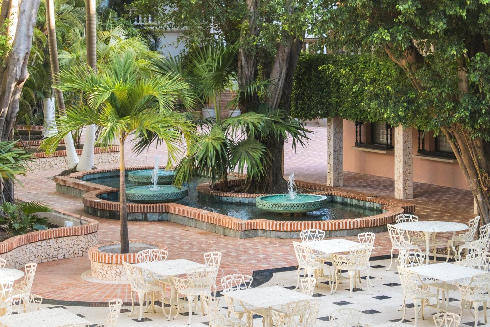 Hotel Caribe By Faranda Grand, A Member Of Radisson Individuals Cartagena 외부 사진 Fountain at the center of the mall